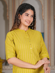 คอตตอนลายทางพิมพ์ลายสีทอง เสื้อคุर्ตาทรงตรง สีเขียว เสื้อผ้าผู้หญิงสไตล์ชาติพันธุ์แบบดั้งเดิม ลำลอง สำหรับฤดูร้อน แห้งเร็ว ป้องกันแสงแดด - Product Image 3