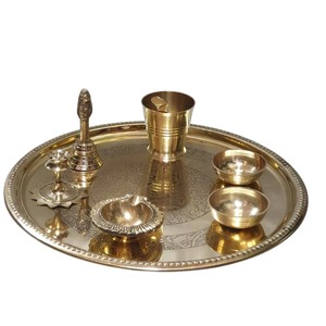 Ensemble de thali de prière traditionnel en laiton pur, fait main, avec motifs Om et Swastik, articles indiens pour la prière à domicile et les festivals. - Product Image 3