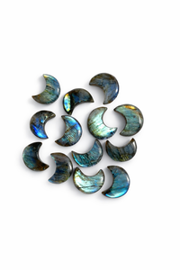 Chakralume - Piedra Curativa de Labradorita Natural Tallada en Forma de Luna Creciente, Pulida a Mano, para Meditación, Reiki y Energía de Chakras - Product Image 3