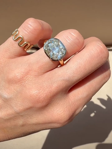 Bague de fiançailles en diamant de laboratoire East West taille coussin, 3 carats, provenance mine ancienne, bague bicolore 14 carats, certifiée IGI. - Product Image 4