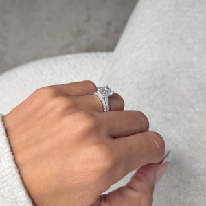 Anillo de Compromiso y Boda KRISHNAVII para Mujer, con Diamante Sintético de Corte Cojín, Chapado en Oro de 18K, Estilo Clásico de Lujo - Product Image 3