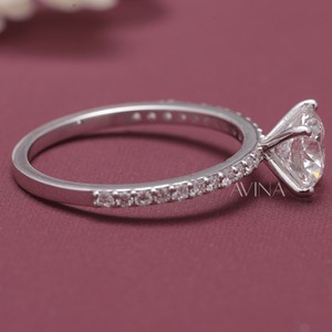 Bague de fiançailles solitaire en diamant rond certifié IGI avec bande pavée en argent sterling 925 massif - Product Image 5