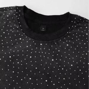 Camiseta Oversize de Algodón 100% Suave y Pesado con Cuello Redondo, Ajuste Boxy Personalizado y Pedrería, Estilo Urbano - Product Image 3