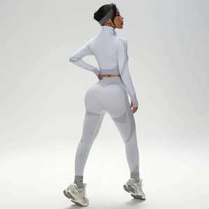 Ensemble de yoga athlétique personnalisé pour femme, collection automne : Leggings sans couture taille haute et haut court de sport à manches longues avec fermeture éclair, ensemble 2 pièces uni - Product Image 4