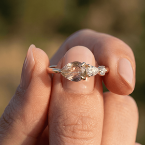 Anillos de Lujo con Tres Piedras de Cristal y Diamantes CZ para Mujer, Acero Inoxidable, Chapado en Oro de 18k, Banda Geométrica, Regalo - Product Image 1