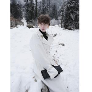 Manteau d'hiver de luxe pour femme, modèle VELOURA à double boutonnage, avec boutons décoratifs, élégant, 1100 grammes, couleur blanc-antique. - Product Image 4