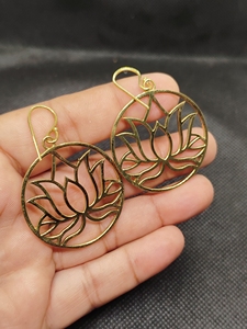 Pendientes de latón más vendidos del fabricante: Pendientes de latón estilo punk con motivos florales y anillos grandes - Product Image 6