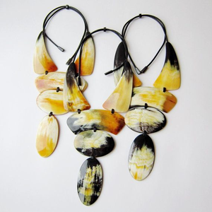 Collier artisanal en corne écologique avec pendentif en corne de buffle polie, option de logo personnalisé, pour un usage quotidien et comme cadeau - Product Image 1