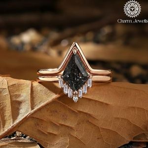 Bague de fiançailles vintage géométrique en or rose avec moissanite taille triangle et sertissage à griffes Charm_Jewells pour femme - Product Image 1