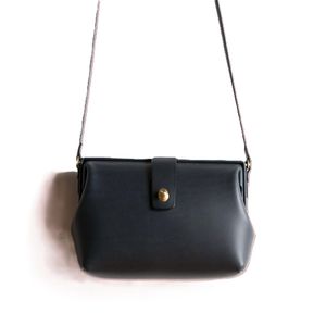 Bolso de Mano Estilo Doctor Bag Royaa de Cuero Genuino Impermeable / Azul Marino / Bolso de Hombro / Bolso Casual / Hecho a Mano / Escolar - Product Image 1