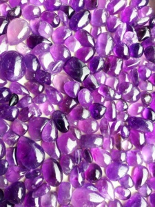 หินอะมีทิสต์ธรรมชาติทรงไม่สม่ำเสมอ หินดิบสีม่วงใส สำหรับทำเครื่องประดับกำไลข้อมือ DIY - Product Image 4