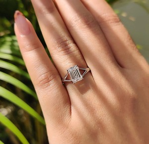 Anillo de Compromiso con Diamante Cultivado en Laboratorio, Corte Esmeralda, Certificado por IGI, de 1.00 a 5.00 Quilates, Oro 14K/18K, Chapado en Oro PT950/S925, Estilo Minimalista - Product Image 3