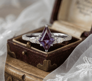 Anillo de lujo con diamantes pavé en oro de 18k, corte rombo, con piedras preciosas naturales de alta calidad: cuarzo rosa y amatista, para dama elegante. - Product Image 2