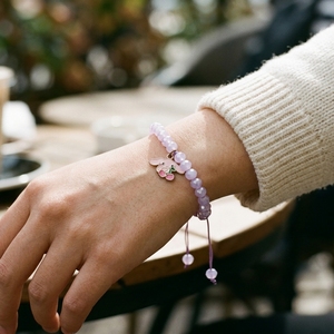 สร้อยข้อมือลูกปัดสีม่วงทรงเหลี่ยมทำมือ สายปรับได้ งานฝีมือพลาสติก พร้อมจี้รูปน้องหมาการ์ตูนน่ารัก สไตล์ Y2K ของขวัญสำหรับผู้หญิง ชุดของขวัญ - Product Image 5