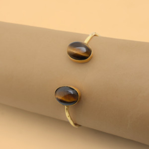 Brazalete chapado en oro de 18k martillado con ojo de tigre |   Brazalete de Joyería con Piedras Preciosas Naturales Únicas - Product Image 3