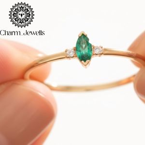 แหวนหมั้น Charm_Jewells ชุบทอง 22k เงินแท้ ประดับเพชรโมอิสซาไนต์ทรงคุชชั่น ตัวเรือนแบบหนามเตย รับรองโดย IGI น้ำหนัก 3 กรัม ดีไซน์คลาสสิกสำหรับทุกเพศ - Product Image 3