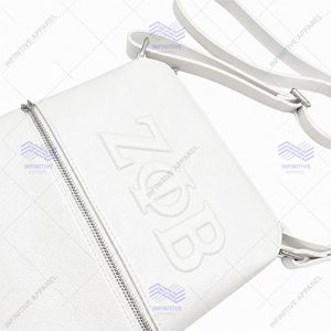 Bolso Bandolera de Cuero Personalizado al por Mayor con el Logotipo de la Hermandad Zeta Phi Beta en Relieve, con Cierre de Solapa y Diseño Ligero - Product Image 3