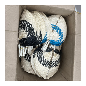 Éventail artisanal vietnamien en feuilles de palmier tressées naturelles pour la décoration intérieure, les cadeaux de mariage et la vente en gros - Product Image 2