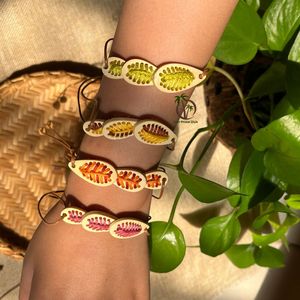 Vente en gros de bijoux uniques et naturels en noix de coco et acier, fournisseur de bijoux en noix de coco du Vietnam - Product Image 1