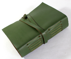 Charme rustique avec des cordons en cuir décoratifs cousus sur le dos, ajoutant une touche d'antiquité magique à ce magnifique journal vintage. - Product Image 4