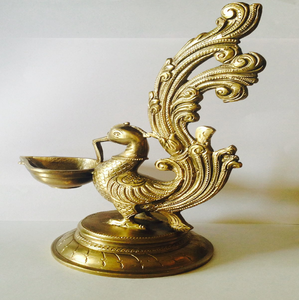 Diya artistique à une seule mèche avec une plaque décorative en forme d'éventail et une base à plusieurs niveaux. Disponible à prix de gros. - Product Image 3