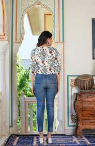 Haut blanc en rayonne à imprimé floral pour femme, coupe droite smockée, avec manches bouffantes et col carré, conçu pour un style décontracté mondial - Product Image 2