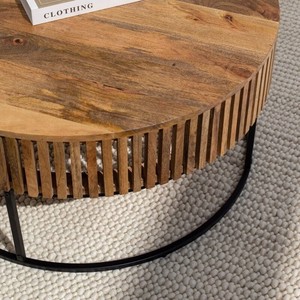Table basse ronde en bois Vandana Astra Sereno avec base en métal noir pour les intérieurs modernes - Product Image 2