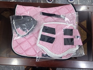 Tapis de selle matelassé rose avec bande antidérapante et housse amovible pour l'équitation et l'entraînement - Product Image 1