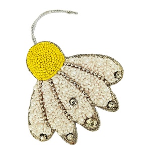 Fabriqué en Inde, ornements festifs suspendus en forme de patte, brodés à la main, pour la décoration de la maison, avec perles et strass, en promotion - Product Image 1