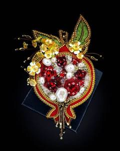 Broche artisanale haut de gamme brodée de perles pour manteau, écharpe, chapeau et sac – Broche de mode brodée de perles faite à la main, motif floral de créateur - Product Image 3