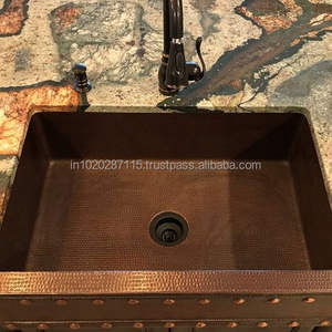 Évier de cuisine en cuivre à tablier simple avec volutes décoratives et patine rustique pour un décor de cuisine charmant - Product Image 6