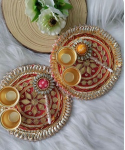 ถาดพิธีกรรมประดับตกแต่งแบบดั้งเดิม ทำด้วยมือ ฐานผ้าสีแดงสด ประดับด้วยงานปักโกต้าปาตี และลายปักแบบซาร์ดอซีสีทอง - Product Image 1