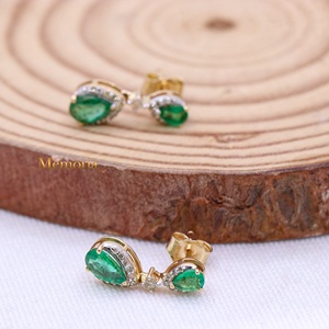 Pendientes de Oro Amarillo de 14k con Esmeralda Natural en Forma de Pera y Halo de Diamantes, Diseño de Doble Gota, Joyas Memoria, Venta al Por Mayor - Product Image 4