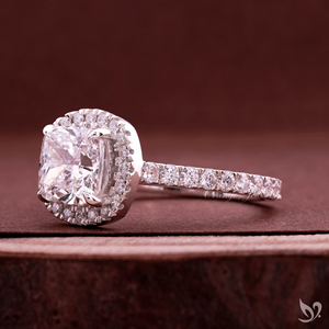 Anillo de compromiso de oro blanco de 10K con halo de diamantes cultivados en laboratorio de corte cojín de 2 quilates, certificado IGI, y banda pavé. - Product Image 4