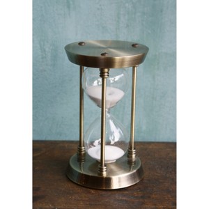 Sablier traditionnel délicat en laiton avec bulbe en verre et cadre métallique pour un chronométrage précis - Product Image 1
