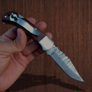 Cuchillo plegable de Damasco con mango de madera, hoja de punta caída, perilla para el pulgar y funda de cuero - Product Image 4