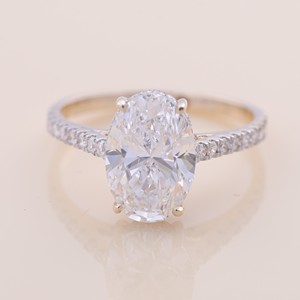 Bague de fiançailles/mariage solitaire en diamant de laboratoire taille ovale certifié IGI, en argent sterling 925 massif rhodié avec bande pavée - Product Image 1