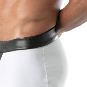 Shorts en dentelle sexy pour homme, en cuir écologique noir, coupe ajustée, style fetish, pour clubbing et soirée - Product Image 6