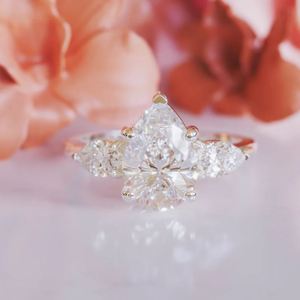 Élégante bague de mariage et cadeau certifiée pour elle, en argent sterling 925 plaqué or rose, sertie d'un moissanite taille poire de 2 carats - Product Image 4