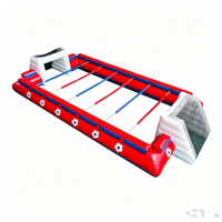 Structure gonflable d'extérieur multifonctionnelle avec terrain de baby-foot, piste de glisse, aire de jeux et château de saut, idéale pour événements sportifs, décorations, foires et marchés de carnaval