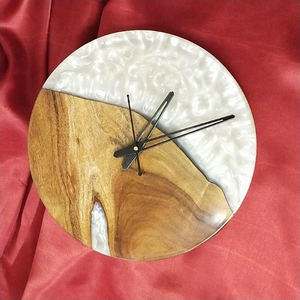 Horloge murale en bois et résine époxy au design classique, idéale pour offrir, décoration d'intérieur, finition lisse et luxueuse, pour restaurant ou hôtel. - Product Image 1