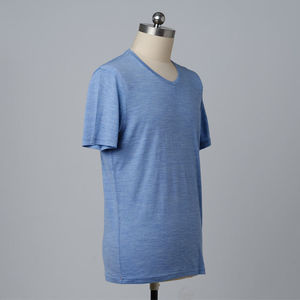 Camiseta de cuello en V para hombre, personalizada, moderna, extragrande, 100% lana merino, con resistencia natural a las manchas. - Product Image 3