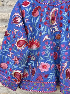 Chaqueta Suzani de Terciopelo Azul Bohemio Bordada para Mujer, Patrón Floral, Cuello en V, Manga Larga, Hecha a Mano, Ropa de Abrigo de Invierno - Product Image 2