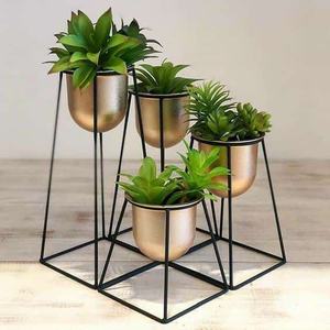 Jardinière de jardin finition or, support en fer noir, pot de fleurs décoratif de qualité supérieure pour la maison et le jardin - Product Image 1