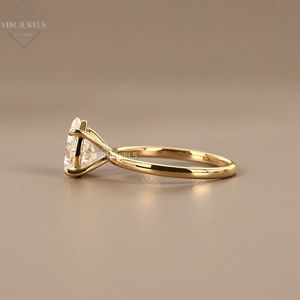 Anillo Solitario de Diamante Redondo en Oro Amarillo con Engaste Alto, Joyería de Compromiso, Regalo para Mujer, Diseño de Lujo - Product Image 3