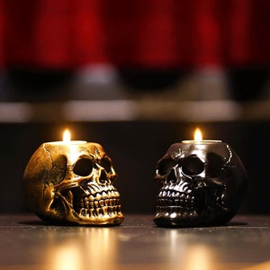 Décoration de bougie en forme de crâne gothique – Accent décoratif pour les tables d'Halloween - Product Image 3