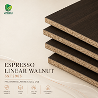 Panneau décoratif moderne de luxe Jinbase en OSB mélaminé linéaire noyer 18 mm, 1220x2440 mm, E0, en panneaux de particules orientées
