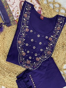 Traje de Diseño Moderno Indio-Pakistaní en Tela Marina de Seda con Bordado Multihilo, Último Modelo Exclusivo para Mujer, Ropa Étnica para Fiestas y Bodas - Product Image 6