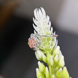 Bague en diamant rose vif fantaisie de 2,5 carats, cultivé en laboratoire, avec halo central, en or blanc 14 carats, certifiée IGI, pour fiançailles et mariage - Product Image 2