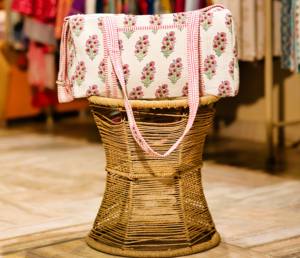 Sac de voyage décontracté de luxe haut de gamme, écologique, fabriqué à la main en Inde, en coton matelassé, léger, avec bandoulière, grande capacité - Product Image 1